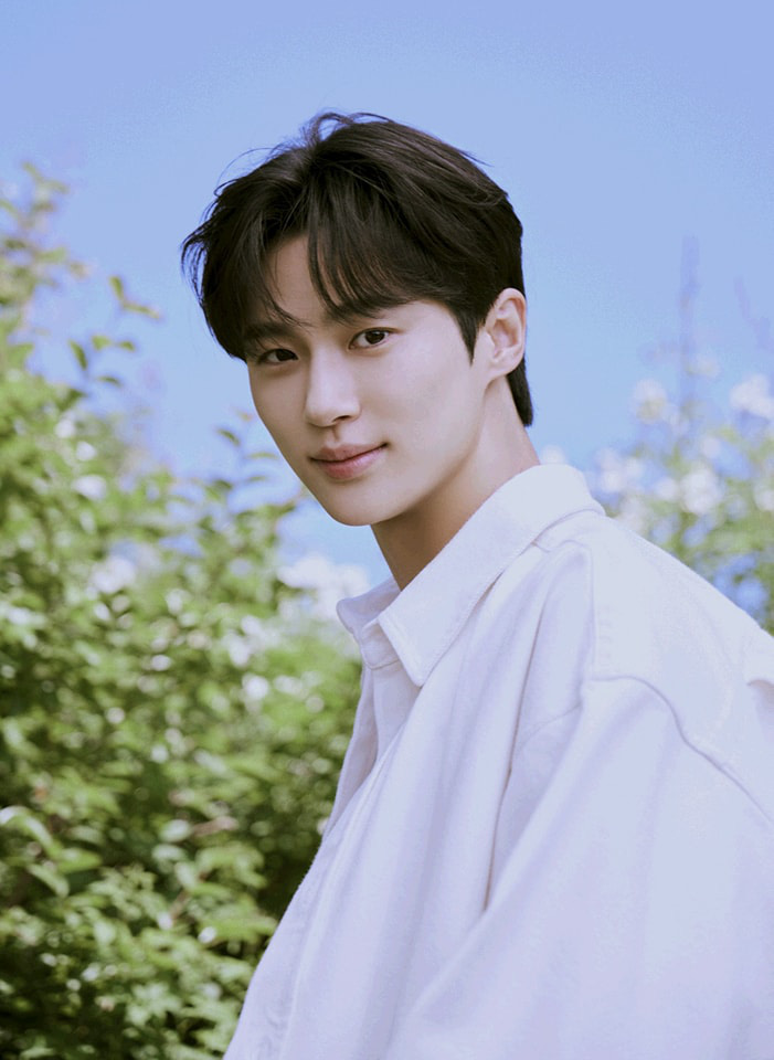 IU - Byeon Woo Seok kết h&ocirc;n, tung n&oacute;ng thiệp cưới đẹp ngỡ ng&agrave;ng?- Ảnh 6.