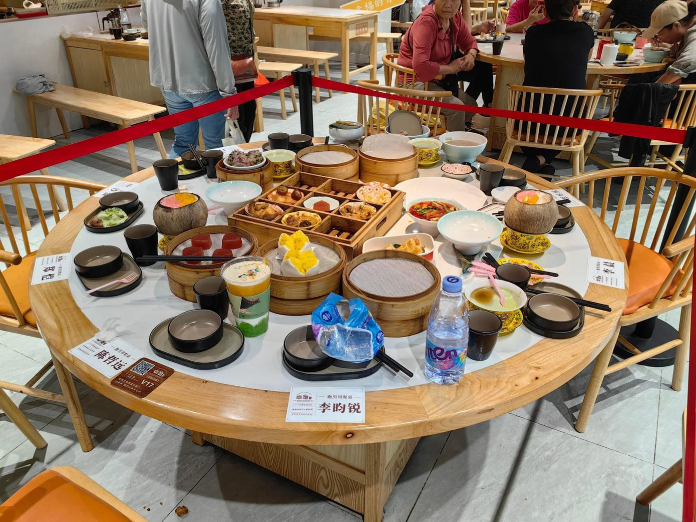 Phản đối l&yacute; do nh&agrave; h&agrave;ng giữ nguy&ecirc;n b&agrave;n ăn thừa của người nổi tiếng- Ảnh 1.