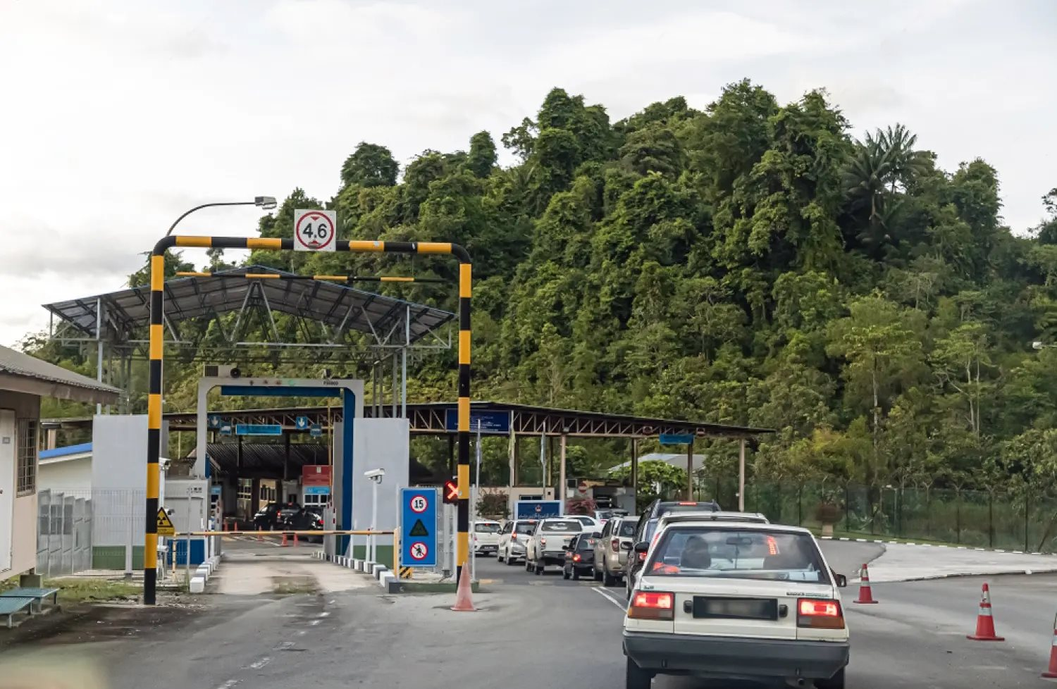 Xe phải đổ gần đầy b&igrave;nh xăng dầu mới được nhập cảnh nước l&aacute;ng giềng của Việt Nam- Ảnh 1.