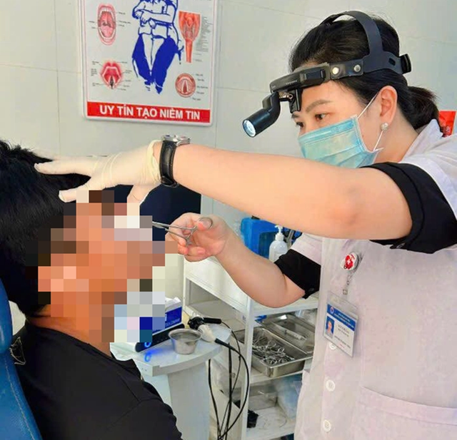 Người đ&agrave;n &ocirc;ng 53 tuổi chảy m&aacute;u mũi li&ecirc;n tục, b&aacute;c sĩ ph&aacute;t hiện ra thứ "đ&aacute;ng sợ" ẩn n&aacute;u b&ecirc;n trong- Ảnh 1.