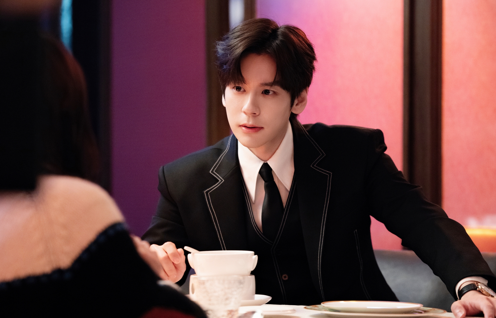 Trung Quốc mới c&oacute; 1 phim ng&ocirc;n t&igrave;nh g&acirc;y nghiện cực mạnh: Nam ch&iacute;nh trời sinh l&agrave;m tổng t&agrave;i, đẹp đ&ocirc;i với cả thế giới- Ảnh 1.