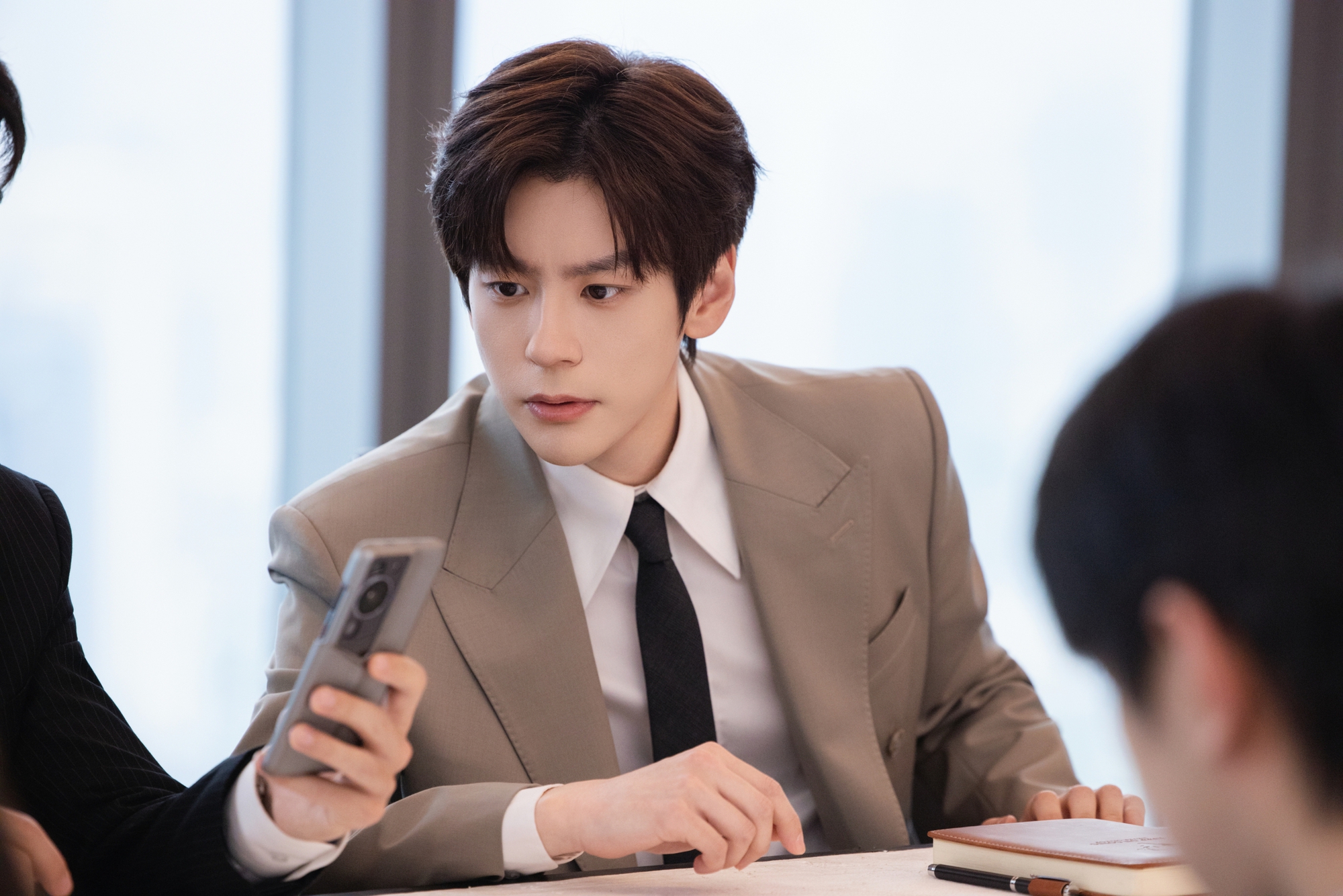 Trung Quốc mới c&oacute; 1 phim ng&ocirc;n t&igrave;nh g&acirc;y nghiện cực mạnh: Nam ch&iacute;nh trời sinh l&agrave;m tổng t&agrave;i, đẹp đ&ocirc;i với cả thế giới- Ảnh 9.