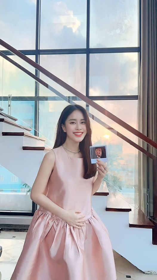 MC xinh nhất VTV bỏ thi hoa hậu, 25 tuổi l&ecirc;n xe hoa với chồng Tiến sĩ, sống sướng như "nữ ho&agrave;ng" trong dinh thự 9 tầng- Ảnh 3.