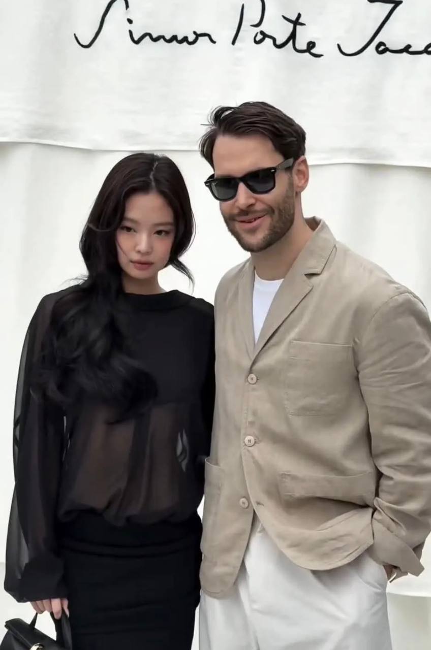 Jennie khoe ch&acirc;n ngực tinh tế, được người đ&agrave;n &ocirc;ng quyền lực hộ tống tại event Jacquemus- Ảnh 2.