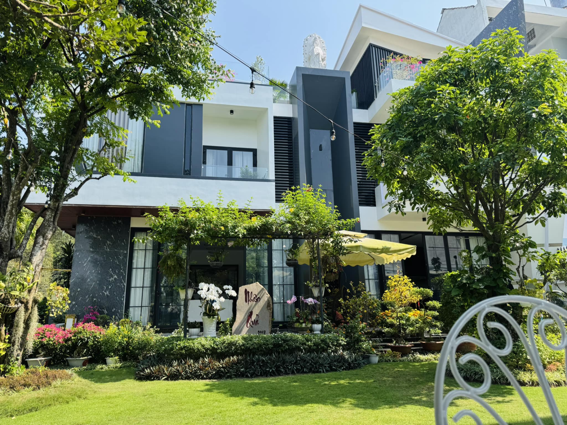 Sao nam gi&agrave;u c&oacute; nhất nh&igrave; Vbiz từng vướng tin đồn hẹn h&ograve; Lọ Lem: 