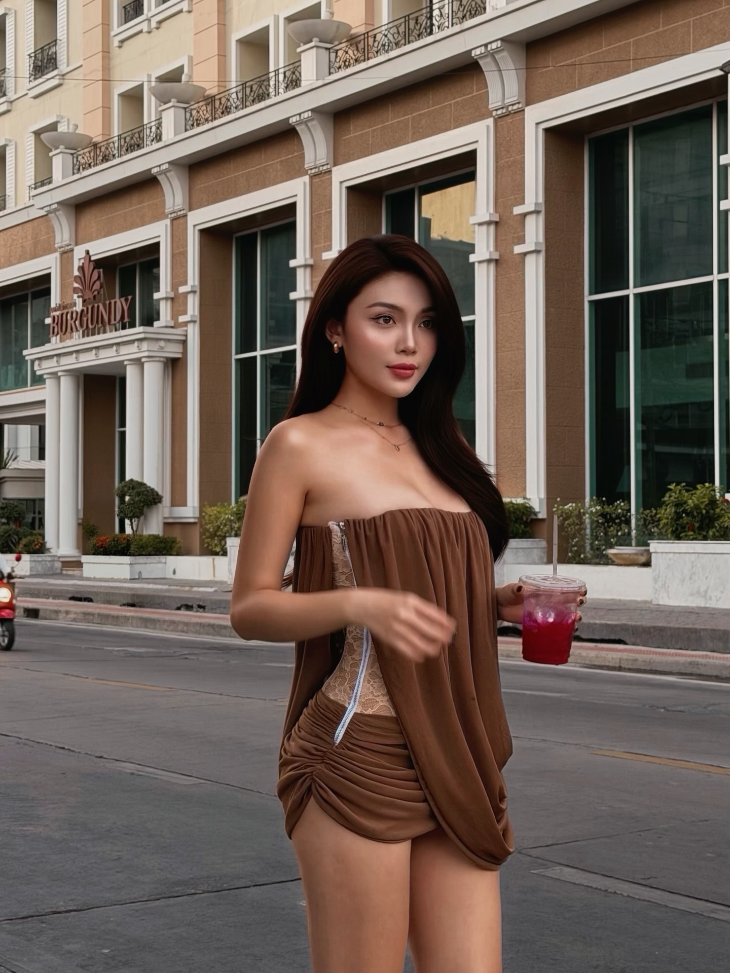 Bạn g&aacute;i Michael Trương g&acirc;y sốc với trang phục dự sự kiện như đang... nude!- Ảnh 4.