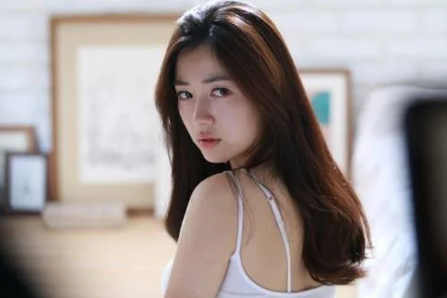 Hwayoung (cựu th&agrave;nh vi&ecirc;n T-ara) kết h&ocirc;n với doanh nh&acirc;n hơn 3 tuổi, vừa tung ảnh chồng nhưng chỉ c&oacute; 1000 like- Ảnh 1.