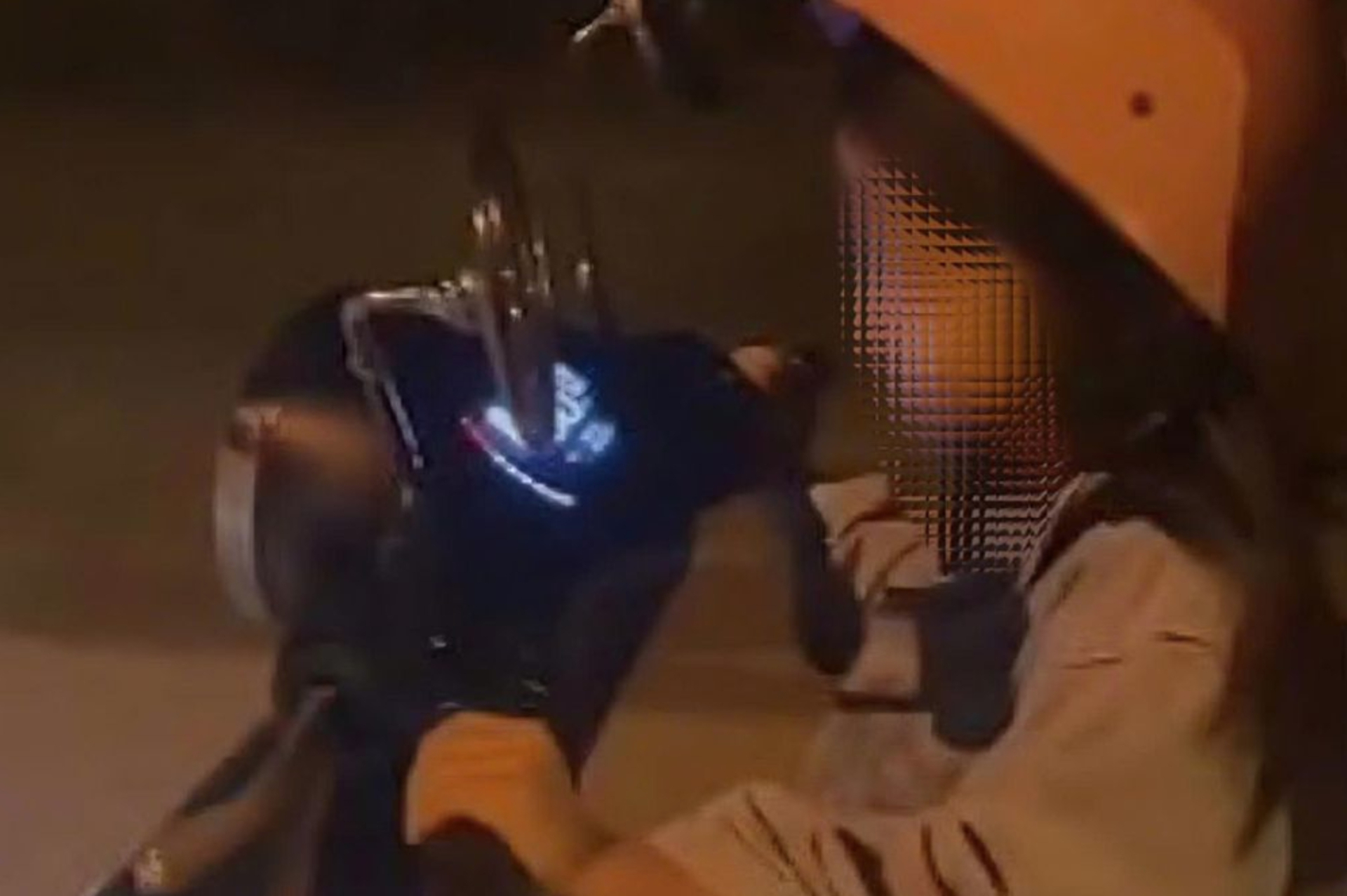 Ch&aacute;u b&eacute; 5 tuổi l&aacute;i xe m&aacute;y điện ngo&agrave;i đường ở Quảng Ninh: Mời phụ huynh l&ecirc;n phường- Ảnh 1.