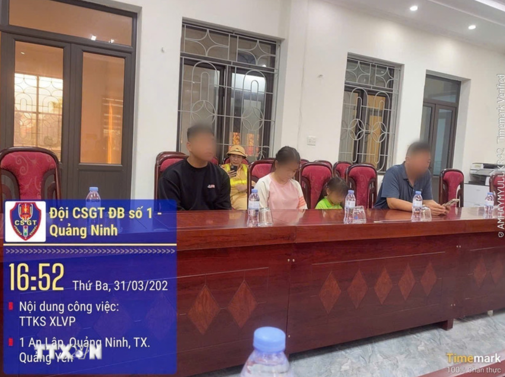 Ch&aacute;u b&eacute; 5 tuổi l&aacute;i xe m&aacute;y điện ngo&agrave;i đường ở Quảng Ninh: Mời phụ huynh l&ecirc;n phường- Ảnh 2.