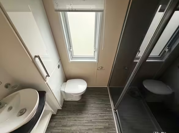 Chọc giận Vua Charles v&igrave; th&oacute;i ti&ecirc;u x&agrave;i hoang ph&iacute;, cựu Vương tử Andrew đối mặt nguy cơ dọn ra ở 'nh&agrave; di động' gi&aacute; rẻ- Ảnh 4.