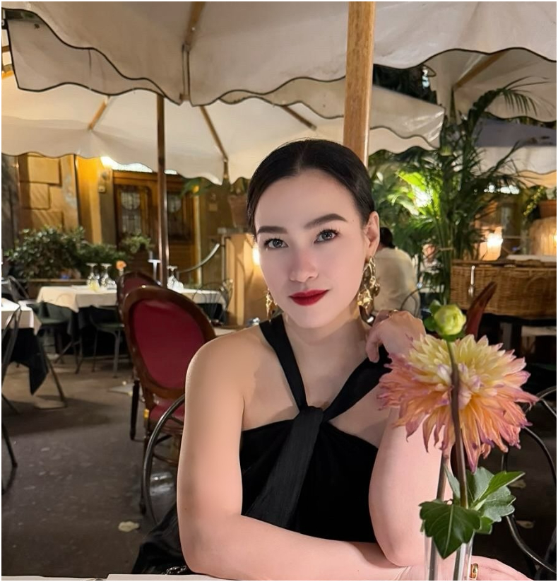 Nữ t&agrave;i xế nổi tiếng nhất năm 2017 v&igrave; xinh giờ l&agrave; mẹ đơn th&acirc;n, sống gi&agrave;u sang: Ẩn số về người chồng- Ảnh 6.