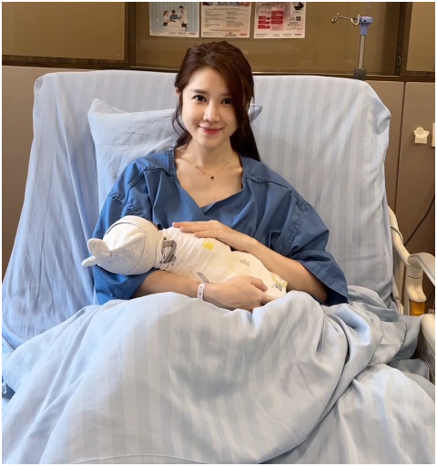 Cựu tiếp vi&ecirc;n h&agrave;ng kh&ocirc;ng đẹp như "b&uacute;p b&ecirc; sống" lấy chồng đại gia: Đang bầu lần 4, nhan sắc giờ ra sao?- Ảnh 5.