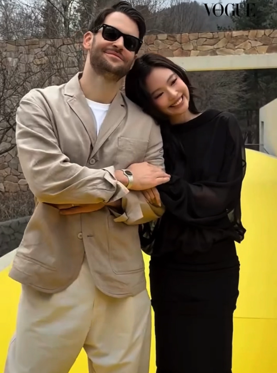 Jennie khoe ch&acirc;n ngực tinh tế, được người đ&agrave;n &ocirc;ng quyền lực hộ tống tại event Jacquemus- Ảnh 1.