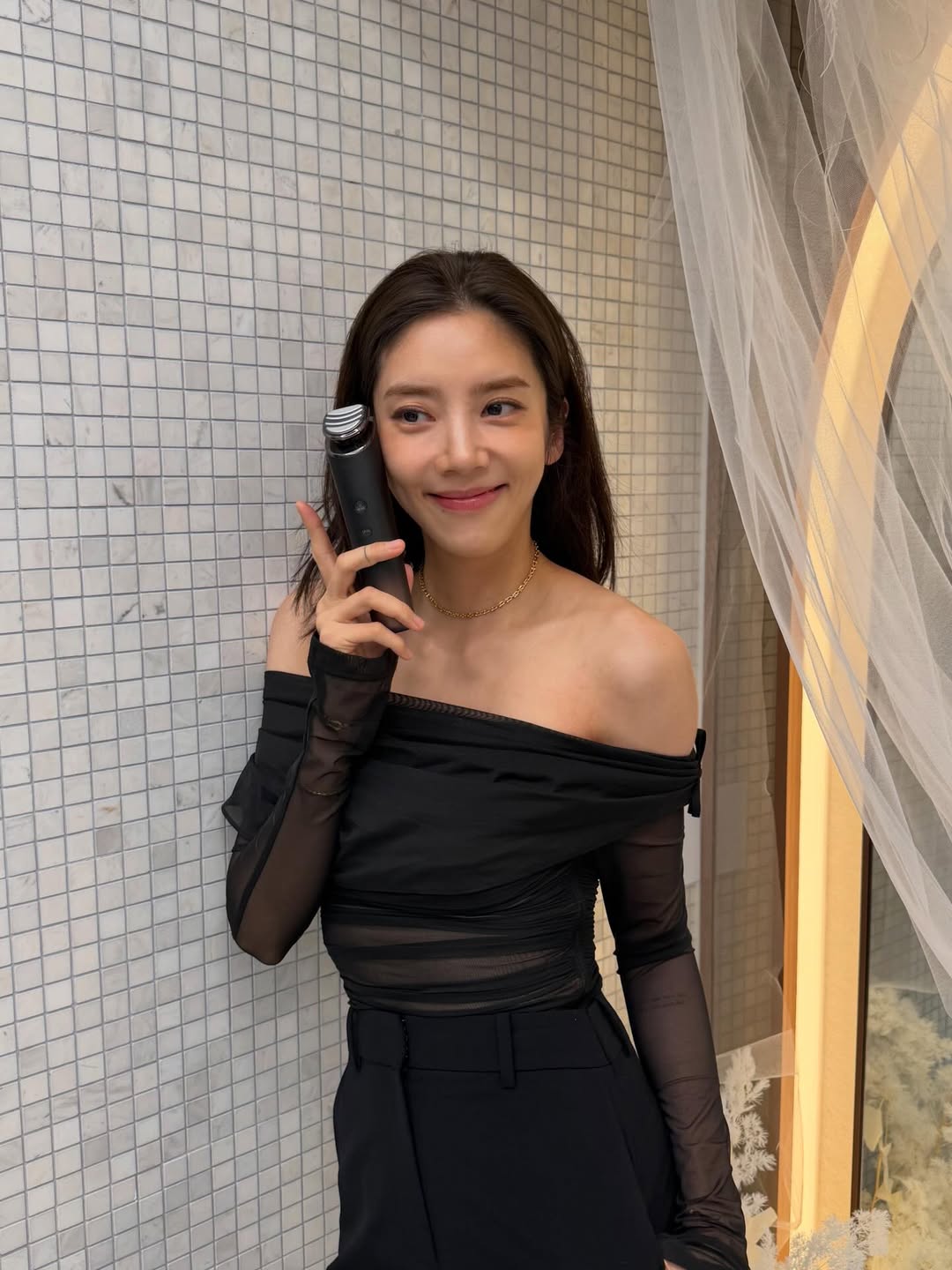 Mỹ nh&acirc;n duy nhất bị cạo trắng đầu v&igrave; qu&aacute; đẹp, mẹ ruột tạt nước xua đuổi đ&aacute;m con trai xếp h&agrave;ng tỏ t&igrave;nh- Ảnh 5.