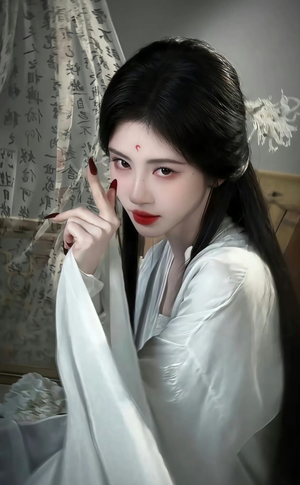 N&oacute;i về l&agrave;m m&agrave;u th&igrave; phim Trung Quốc n&agrave;y l&agrave; số 1: Nữ ch&iacute;nh chỉ giỏi khoe m&oacute;ng tay, mặt trắng bệch như c&agrave; 100 lớp filter- Ảnh 3.