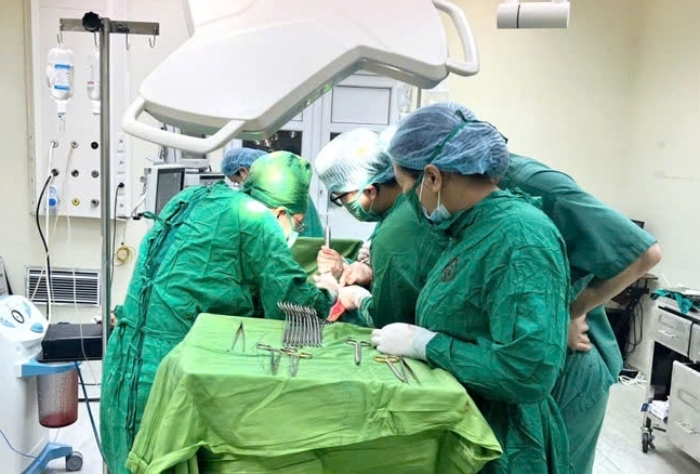 Cứu thai phụ 35 tuần ng&atilde; trong nh&agrave; tắm vỡ l&aacute;ch, mất 1,4 l&iacute;t m&aacute;u- Ảnh 1.