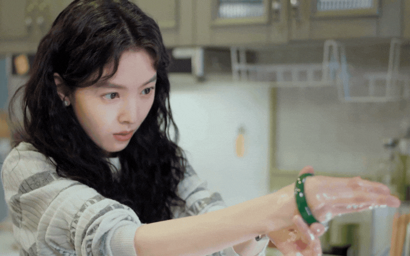 Lần đầu ti&ecirc;n c&agrave;y phim chỉ v&igrave;... chiếc v&ograve;ng tay: Nh&igrave;n Chương Nhược Nam đeo ngọc mới thấy, phụ nữ hiện đại chưng diện thứ n&agrave;y đẳng cấp thế n&agrave;o!- Ảnh 3.