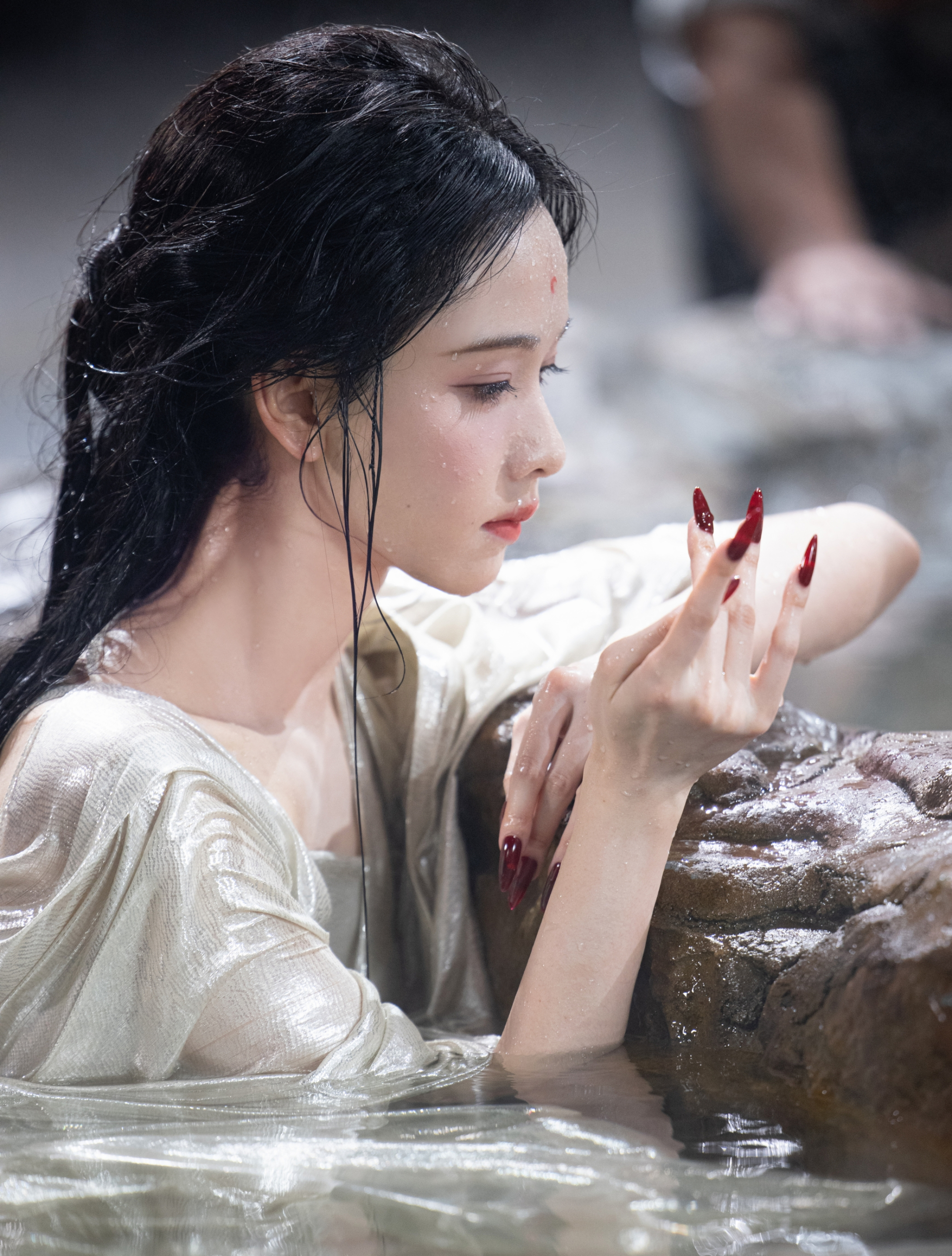 N&oacute;i về l&agrave;m m&agrave;u th&igrave; phim Trung Quốc n&agrave;y l&agrave; số 1: Nữ ch&iacute;nh chỉ giỏi khoe m&oacute;ng tay, mặt trắng bệch như c&agrave; 100 lớp filter- Ảnh 2.