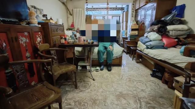 Cụ b&agrave; chốt h&agrave;ng ngh&igrave;n đơn online nhưng kh&ocirc;ng bao giờ th&aacute;o hộp, 30 người dọn 12 giờ mới thấy mặt s&agrave;n: Ph&iacute;a sau l&agrave; cả c&acirc;u chuyện buồn- Ảnh 4.