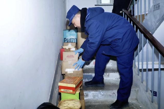 Cụ b&agrave; chốt h&agrave;ng ngh&igrave;n đơn online nhưng kh&ocirc;ng bao giờ th&aacute;o hộp, 30 người dọn 12 giờ mới thấy mặt s&agrave;n: Ph&iacute;a sau l&agrave; cả c&acirc;u chuyện buồn- Ảnh 3.