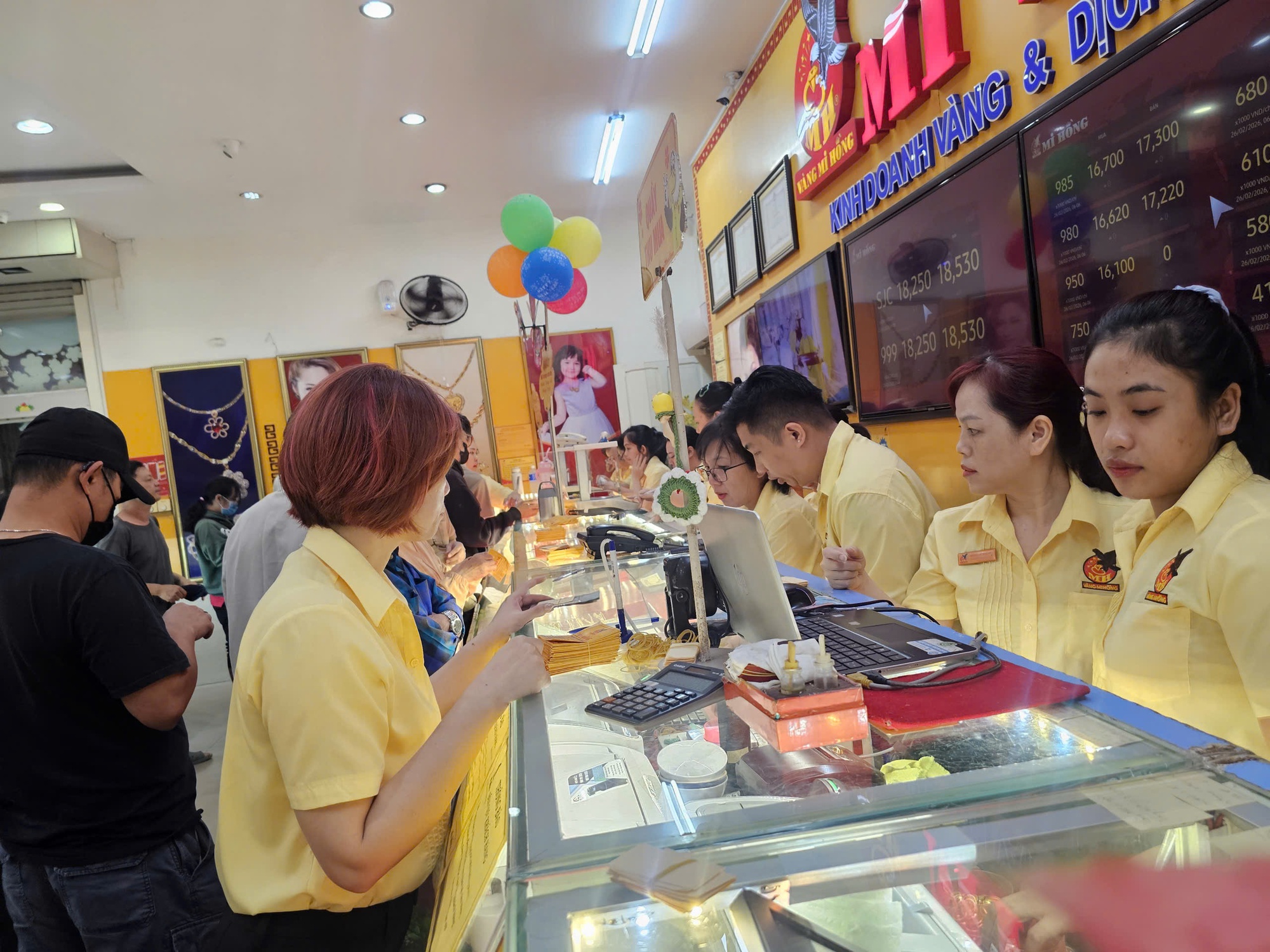 Gi&aacute; v&agrave;ng tăng mạnh, nhiều người tiếc nuối v&igrave; mất cơ hội mua gi&aacute; thấp- Ảnh 1.