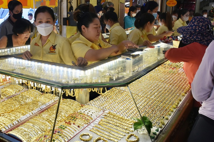 Giá vàng hôm nay, 1-4: Tăng mạnh lên gần 4.700 USD/ounce- Ảnh 1. Giá vàng hôm nay, 1-4: Tăng mạnh lên gần 4.700 USD/ounce- Ảnh 1.