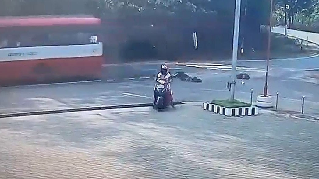 Xe bu&yacute;t v&agrave;o cua gấp khiến 2 chị em văng xuống đường- Ảnh 1.