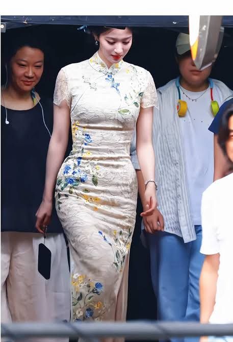 Chiếc v&aacute;y b&oacute; chịt, mỏng d&iacute;nh khiến Vương Sở Nhi&ecirc;n bị ch&ecirc; cười khắp MXH- Ảnh 1.