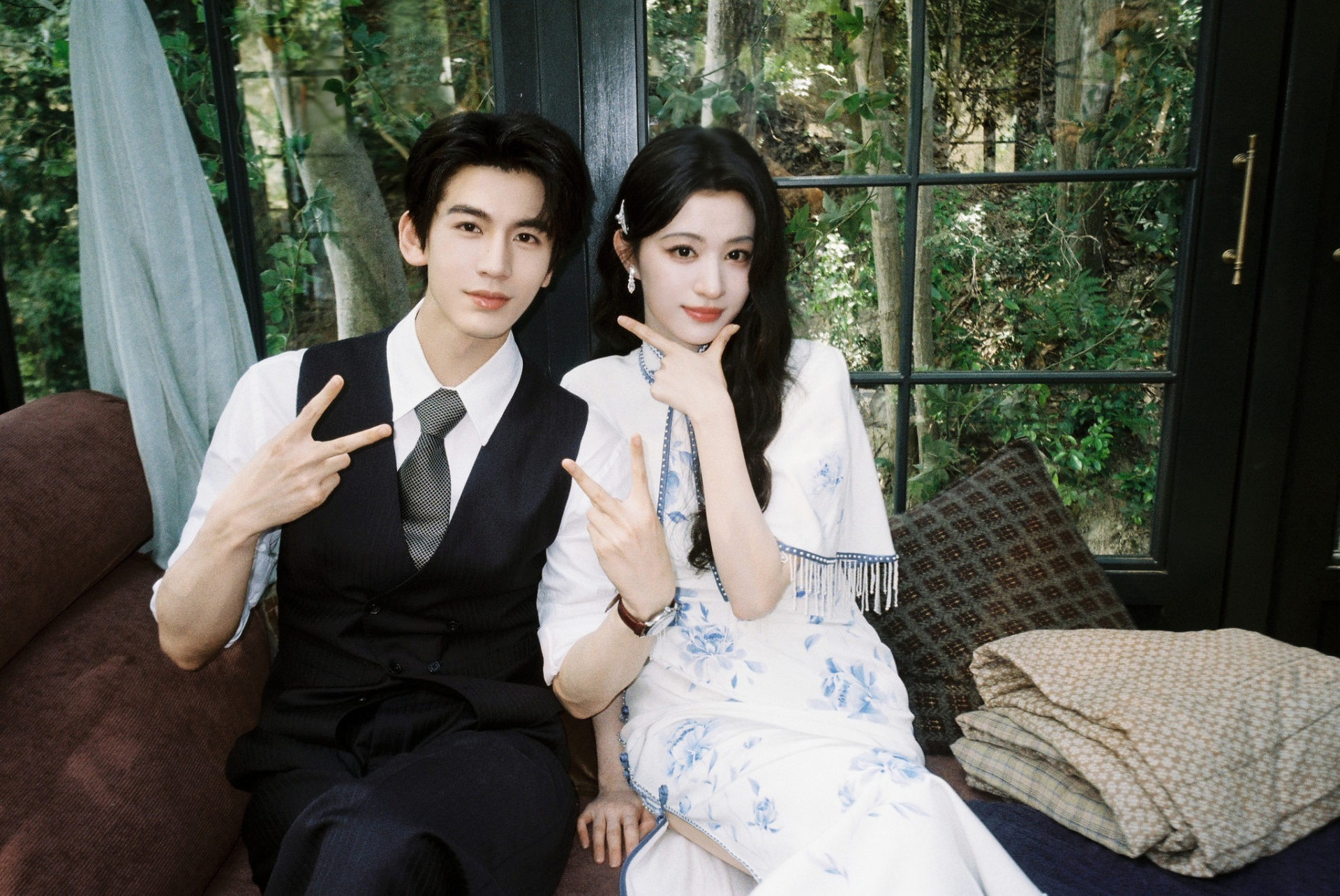 Chiếc v&aacute;y b&oacute; chịt, mỏng d&iacute;nh khiến Vương Sở Nhi&ecirc;n bị ch&ecirc; cười khắp MXH- Ảnh 5.