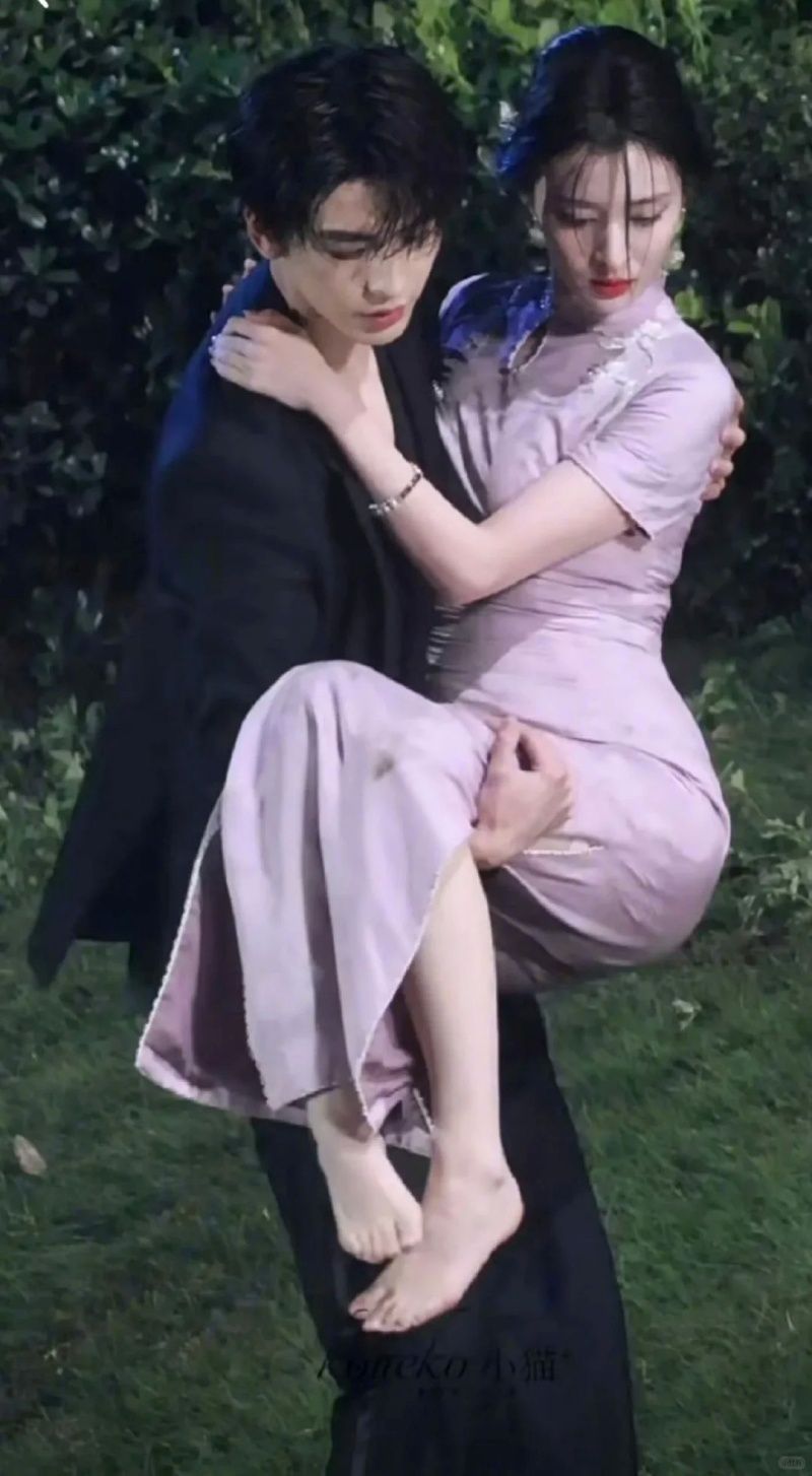 Chiếc v&aacute;y b&oacute; chịt, mỏng d&iacute;nh khiến Vương Sở Nhi&ecirc;n bị ch&ecirc; cười khắp MXH- Ảnh 4.