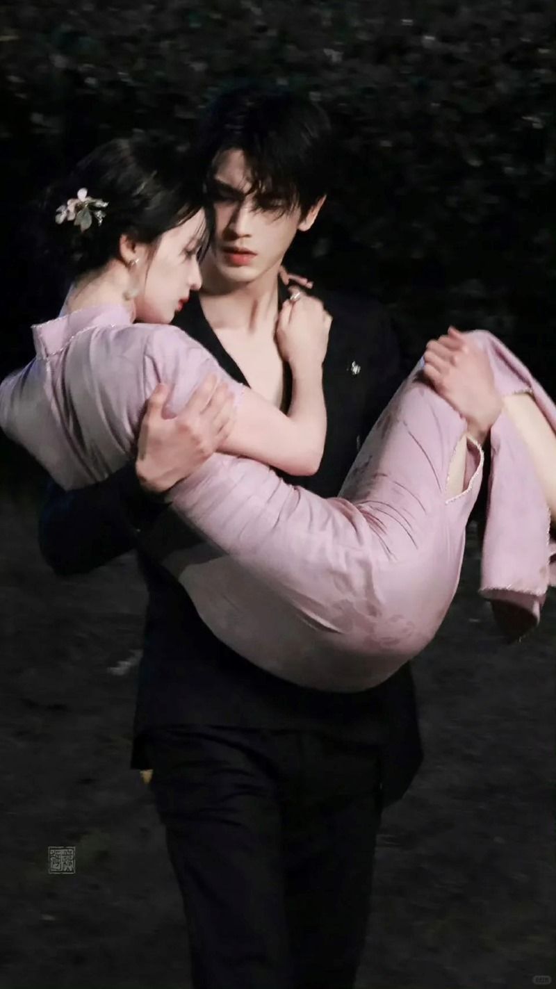 Chiếc v&aacute;y b&oacute; chịt, mỏng d&iacute;nh khiến Vương Sở Nhi&ecirc;n bị ch&ecirc; cười khắp MXH- Ảnh 3.