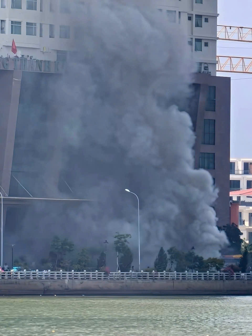 Clip: Ch&aacute;y xe kh&aacute;ch dữ dội gần t&ograve;a nh&agrave; Mường Thanh Kh&aacute;nh H&ograve;a- Ảnh 2.