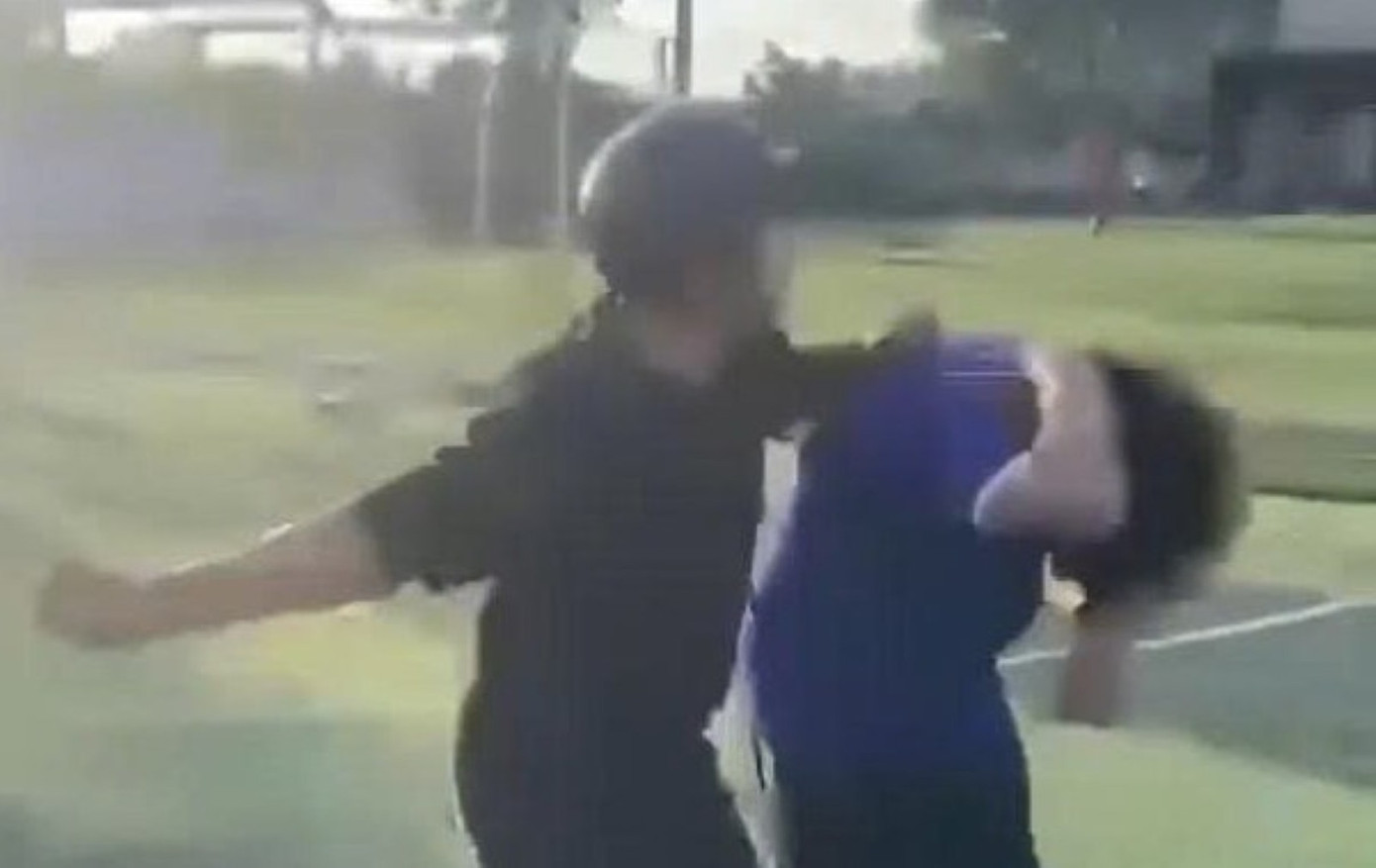 Xem clip con trai bị bạn đ&aacute;nh tới tấp, người mẹ lập tức b&aacute;o c&ocirc;ng an- Ảnh 1.