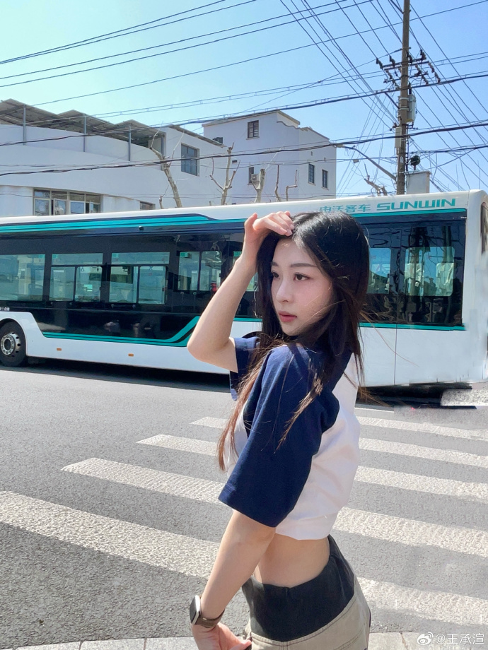 Hoa kh&ocirc;i showbiz xinh như &aacute;nh dương bị đ&igrave;nh chỉ to&agrave;n bộ hoạt động, nay được bắt gặp t&igrave;m việc pha chế cafe- Ảnh 3.