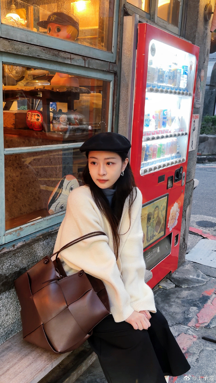 Hoa kh&ocirc;i showbiz xinh như &aacute;nh dương bị đ&igrave;nh chỉ to&agrave;n bộ hoạt động, nay được bắt gặp t&igrave;m việc pha chế cafe- Ảnh 7.