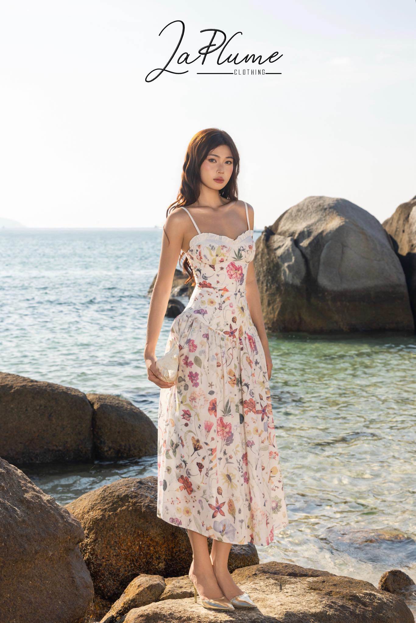 10 mẫu v&aacute;y đi biển hack d&aacute;ng cực kh&eacute;o để n&agrave;ng 30+ thỏa sức thả d&aacute;ng trong chuyến du lịch ch&agrave;o h&egrave;- Ảnh 1.