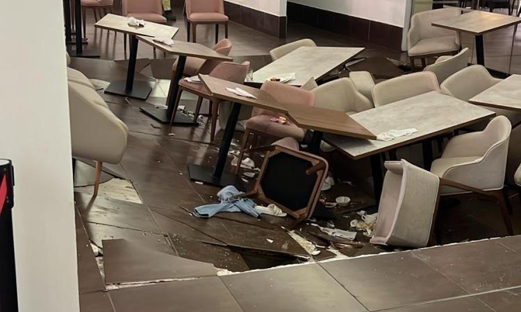 Sập s&agrave;n ph&ograve;ng ăn tại một kh&aacute;ch sạn nổi tiếng, 150 người được sơ t&aacute;n- Ảnh 1.