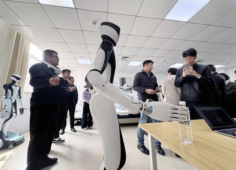 Viện dưỡng l&atilde;o 1.100m2, c&oacute; hơn 40 robot như bảo mẫu chuy&ecirc;n nghiệp: Từ nấu ăn, dọn dẹp đến cho uống thuốc - Ảnh 3.