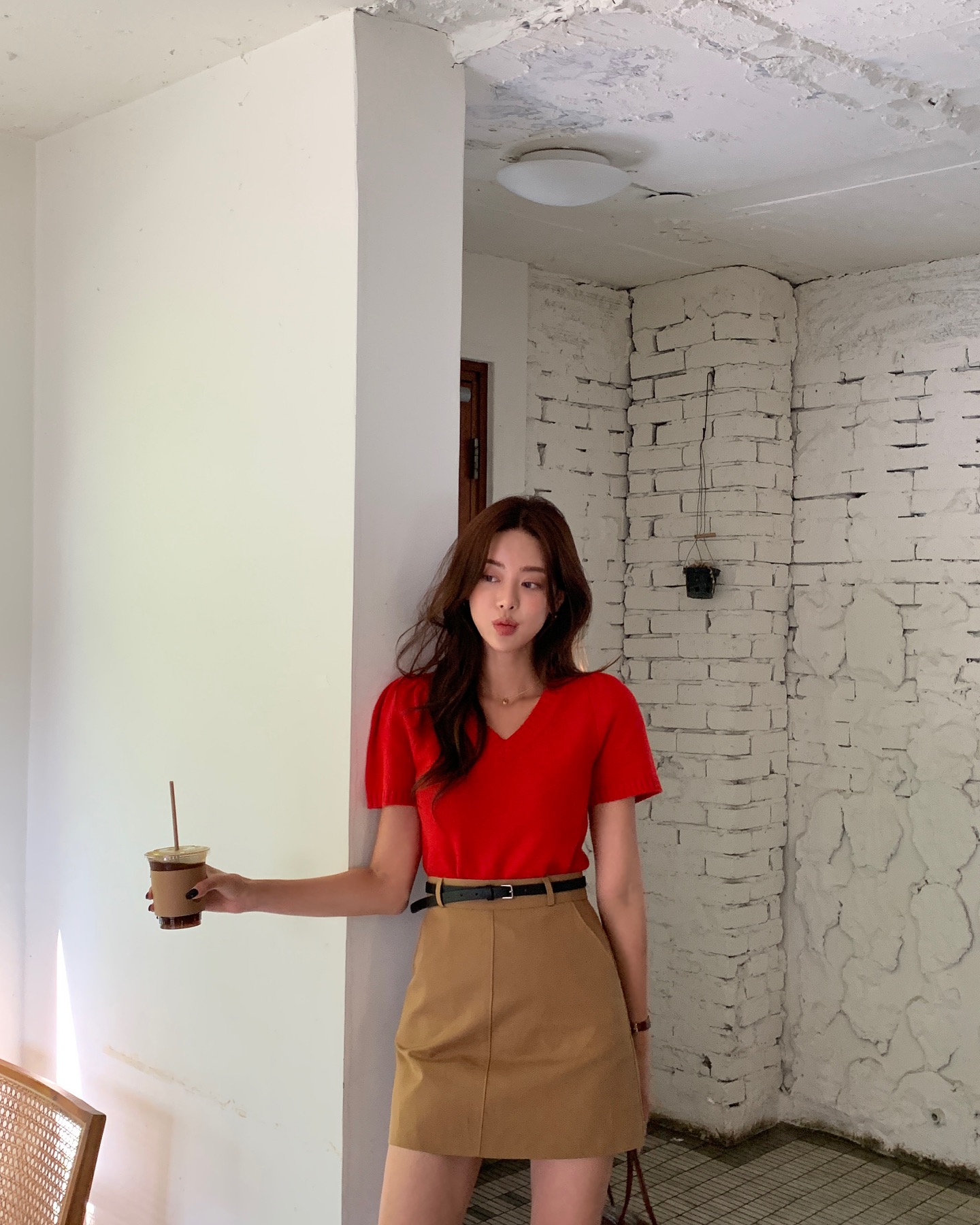 4 c&aacute;ch mặc ch&acirc;n v&aacute;y ngắn đẹp từ dạo phố tới đi du lịch, l&ecirc;n h&igrave;nh sống ảo cực xinh- Ảnh 9.