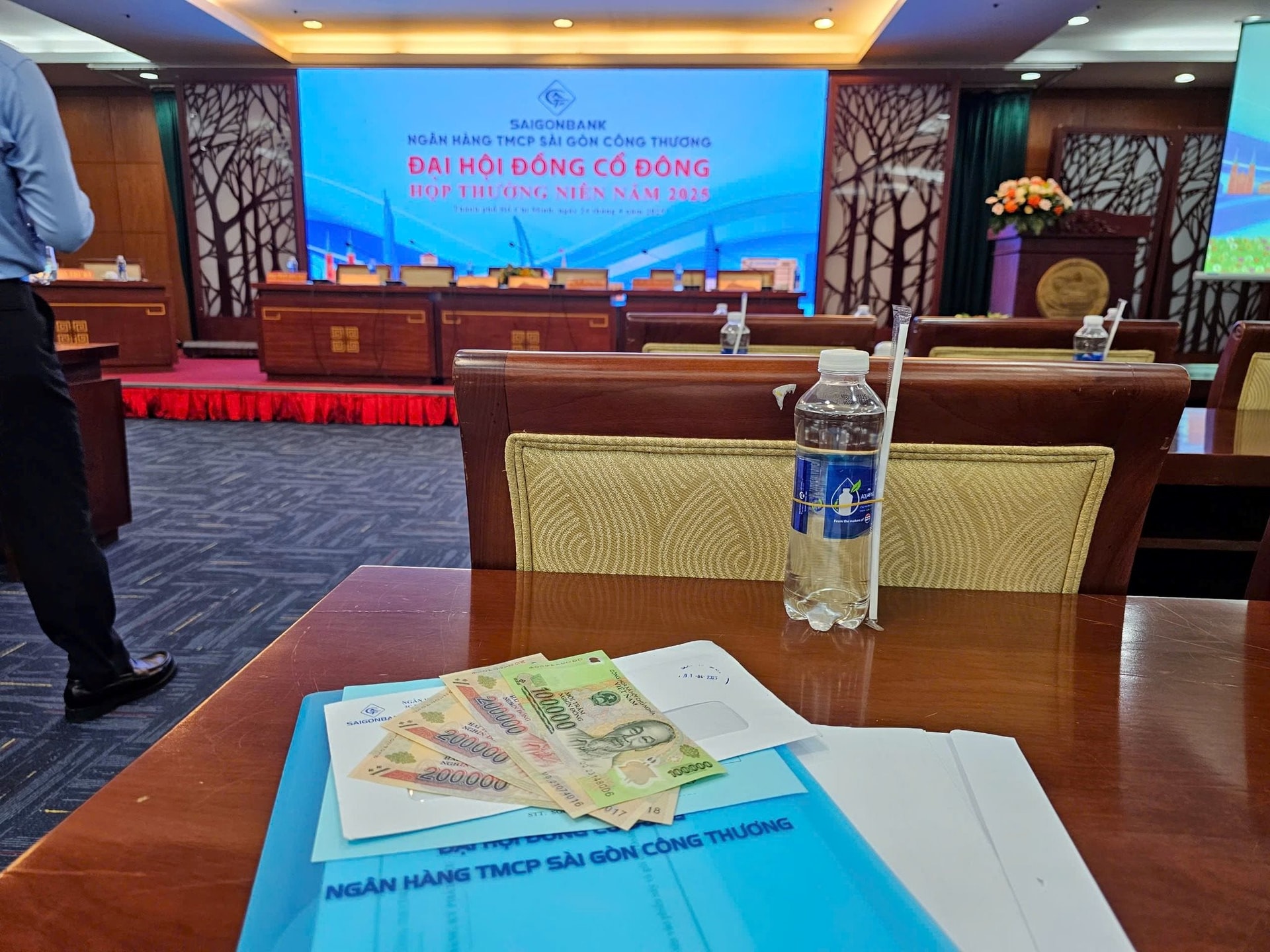 Kh&ocirc;ng phải MB, đ&acirc;y mới l&agrave; ng&acirc;n h&agrave;ng tặng nhiều tiền nhất cho cổ đ&ocirc;ng tham dự đại hội những năm trước- Ảnh 1.