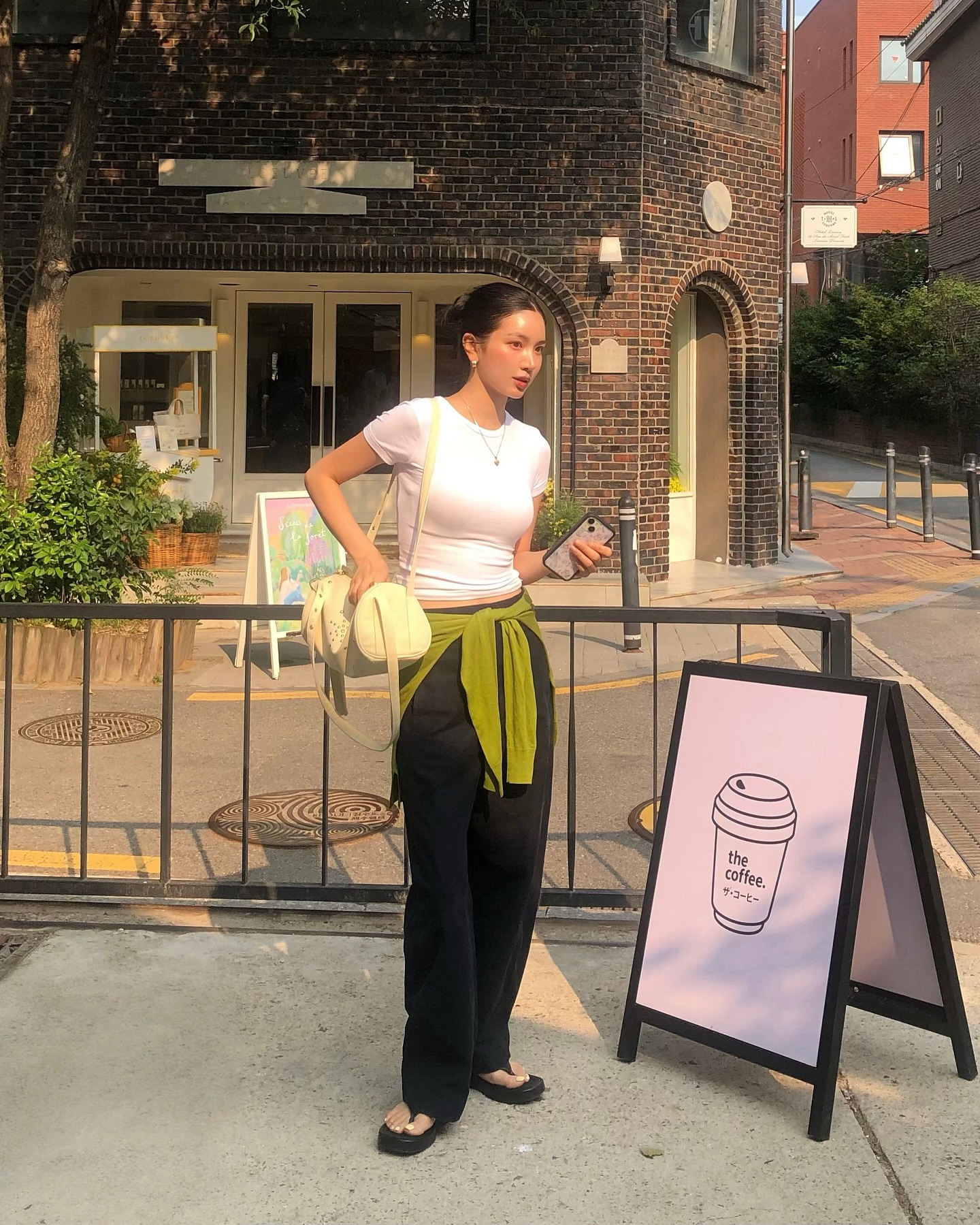 4 mẫu &aacute;o m&ugrave;a h&egrave; si&ecirc;u hack tuổi, c&ograve;n n&acirc;ng tầm vẻ sang xịn mịn- Ảnh 8.