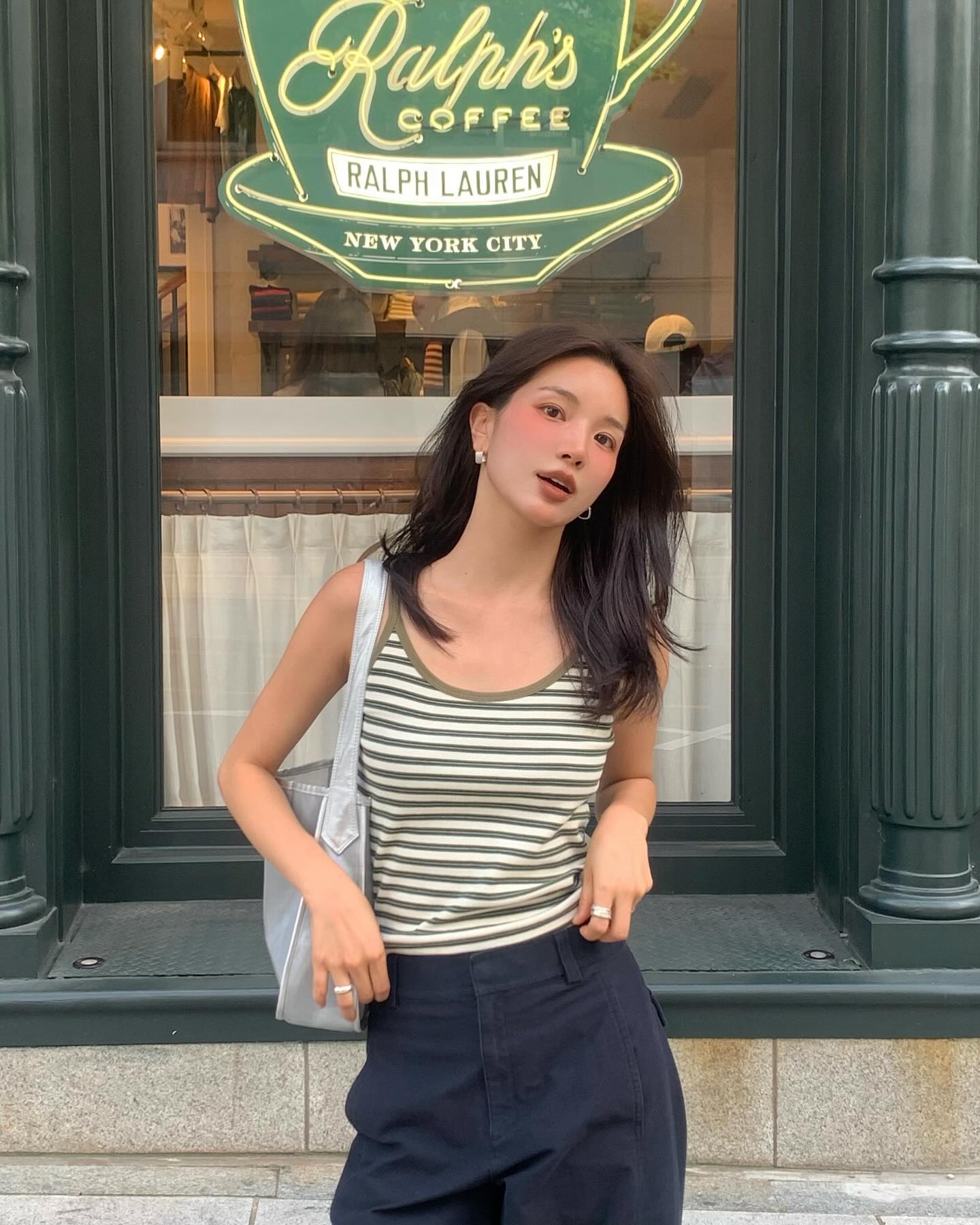 4 mẫu &aacute;o m&ugrave;a h&egrave; si&ecirc;u hack tuổi, c&ograve;n n&acirc;ng tầm vẻ sang xịn mịn- Ảnh 3.