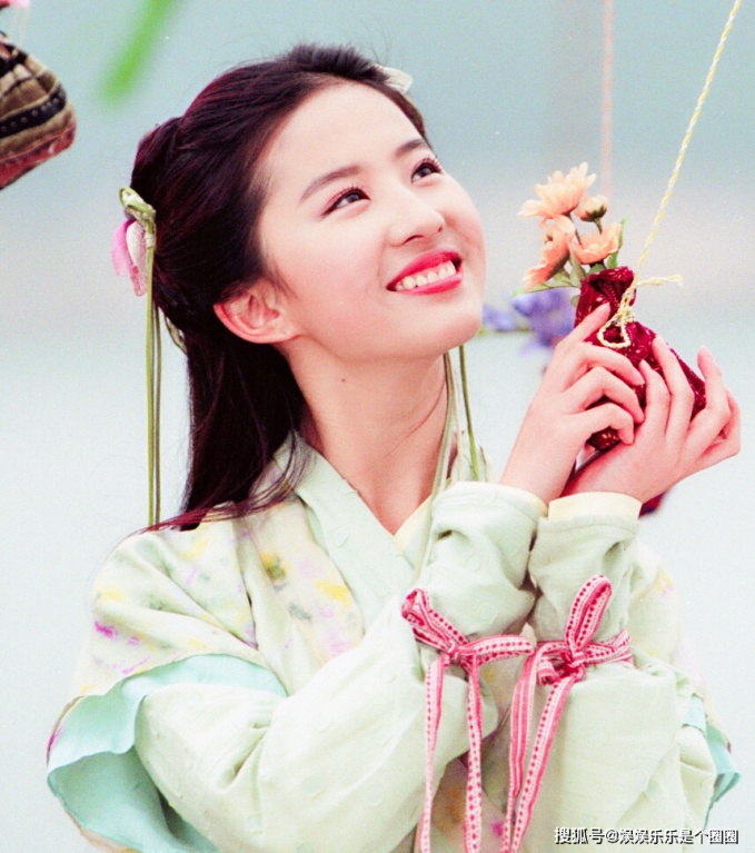 Tr&ecirc;n đời c&oacute; duy nhất 1 người cười hở lợi vẫn đẹp khủng khiếp, đẻ sớm 1.000 năm th&igrave; giai nh&acirc;n thời cổ đều phải l&agrave;m nền- Ảnh 3.