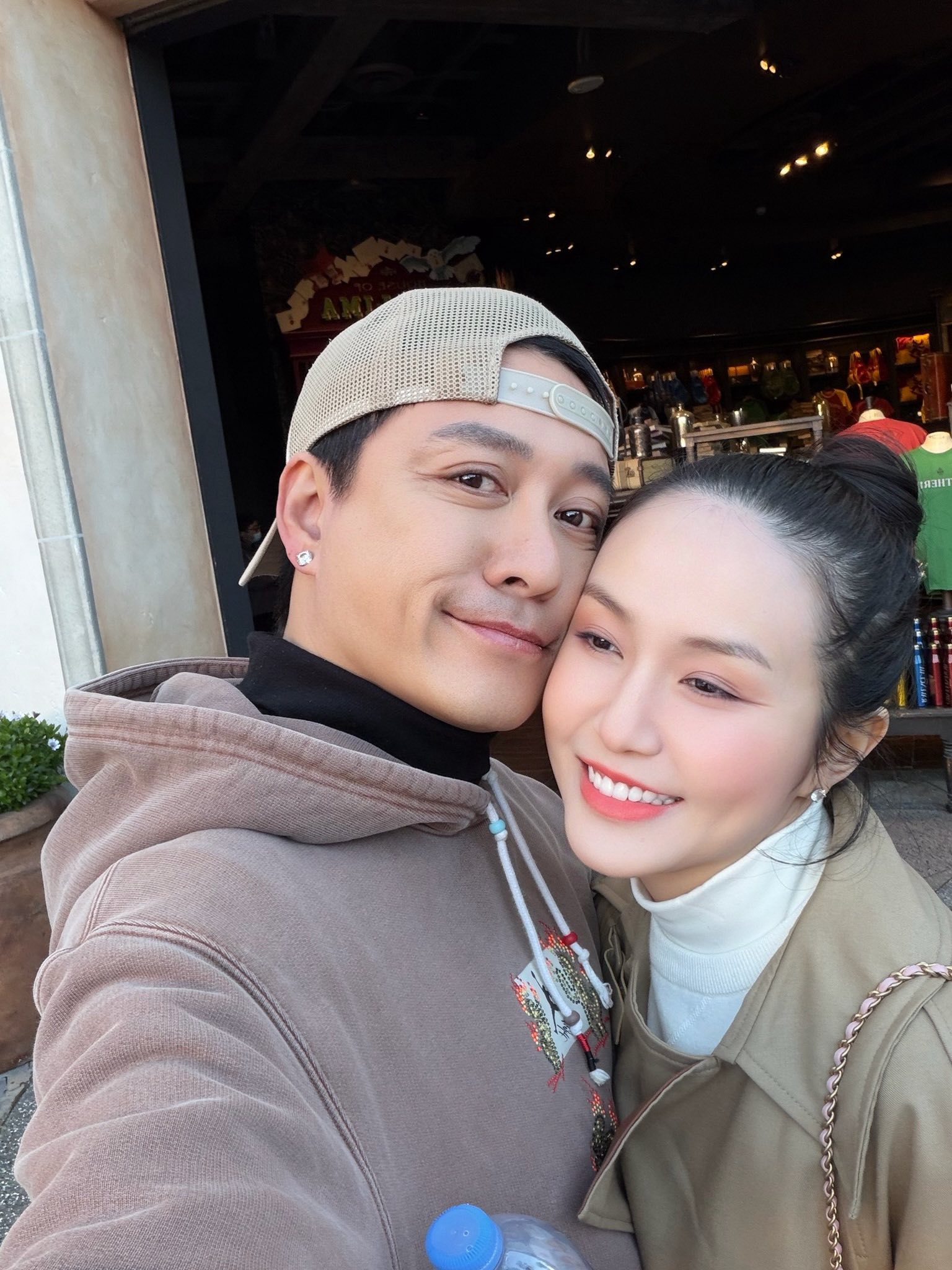 B&agrave; x&atilde; 9X của Tuấn Hưng: "Giờ kh&ocirc;ng chỉ l&agrave; vợ chồng, c&ograve;n l&agrave; bạn đồng tu"- Ảnh 2.