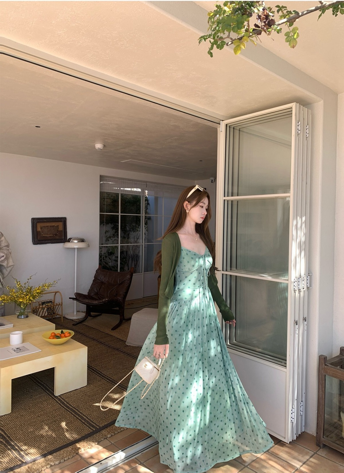 10 mẫu v&aacute;y đi biển hack d&aacute;ng cực kh&eacute;o để n&agrave;ng 30+ thỏa sức thả d&aacute;ng trong chuyến du lịch ch&agrave;o h&egrave;- Ảnh 10.