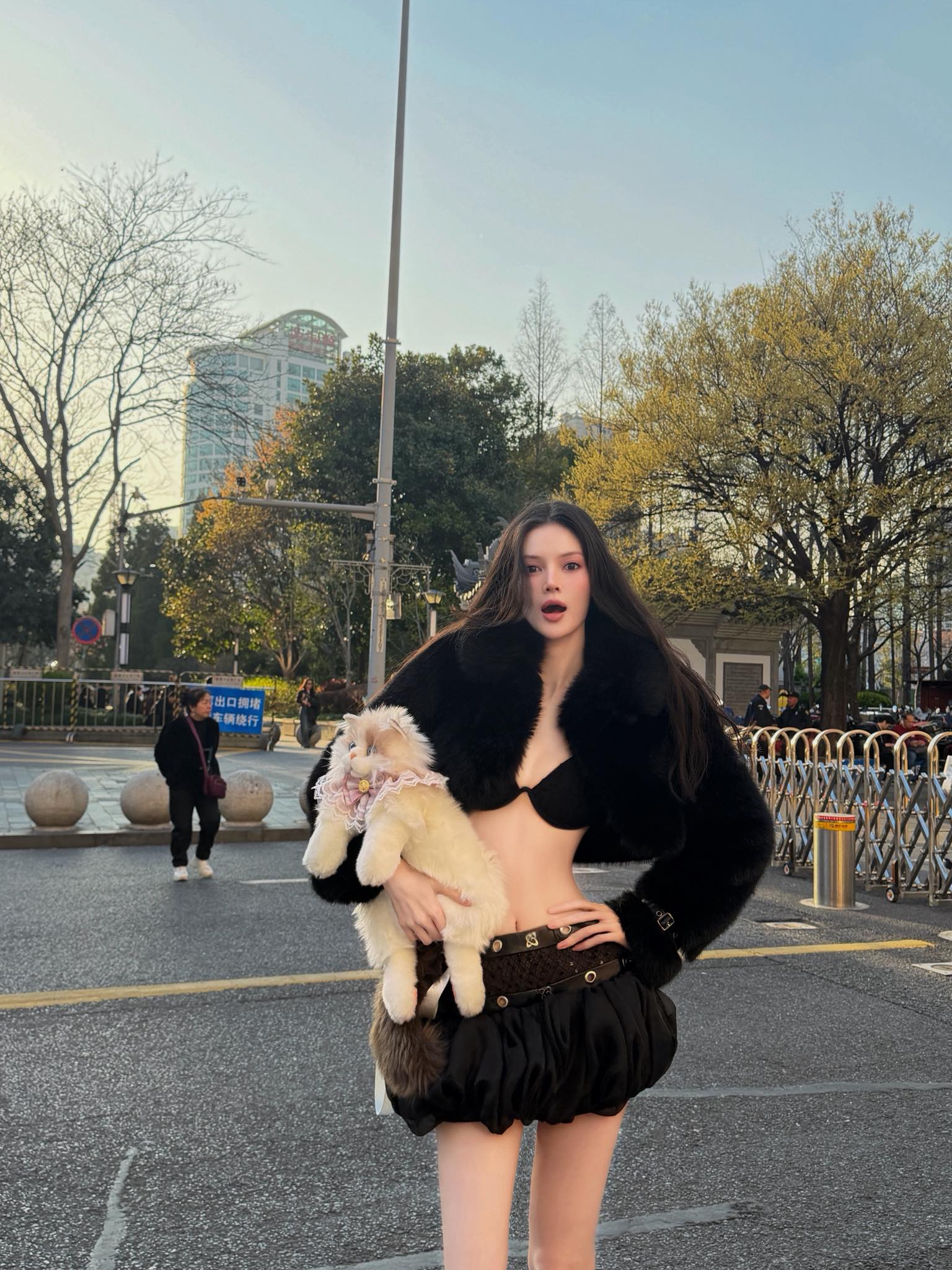 Ngh&igrave;n tim cho bức ảnh c&ocirc; g&aacute;i Việt c&oacute; gương mặt b&uacute;p b&ecirc;, v&oacute;c d&aacute;ng như ma-nơ-canh bị bỏ qu&ecirc;n tr&ecirc;n phố Thượng Hải- Ảnh 2.