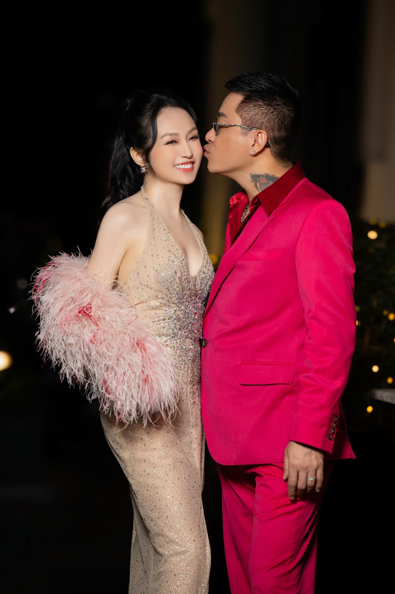 B&agrave; x&atilde; 9X của Tuấn Hưng: "Giờ kh&ocirc;ng chỉ l&agrave; vợ chồng, c&ograve;n l&agrave; bạn đồng tu"- Ảnh 1.