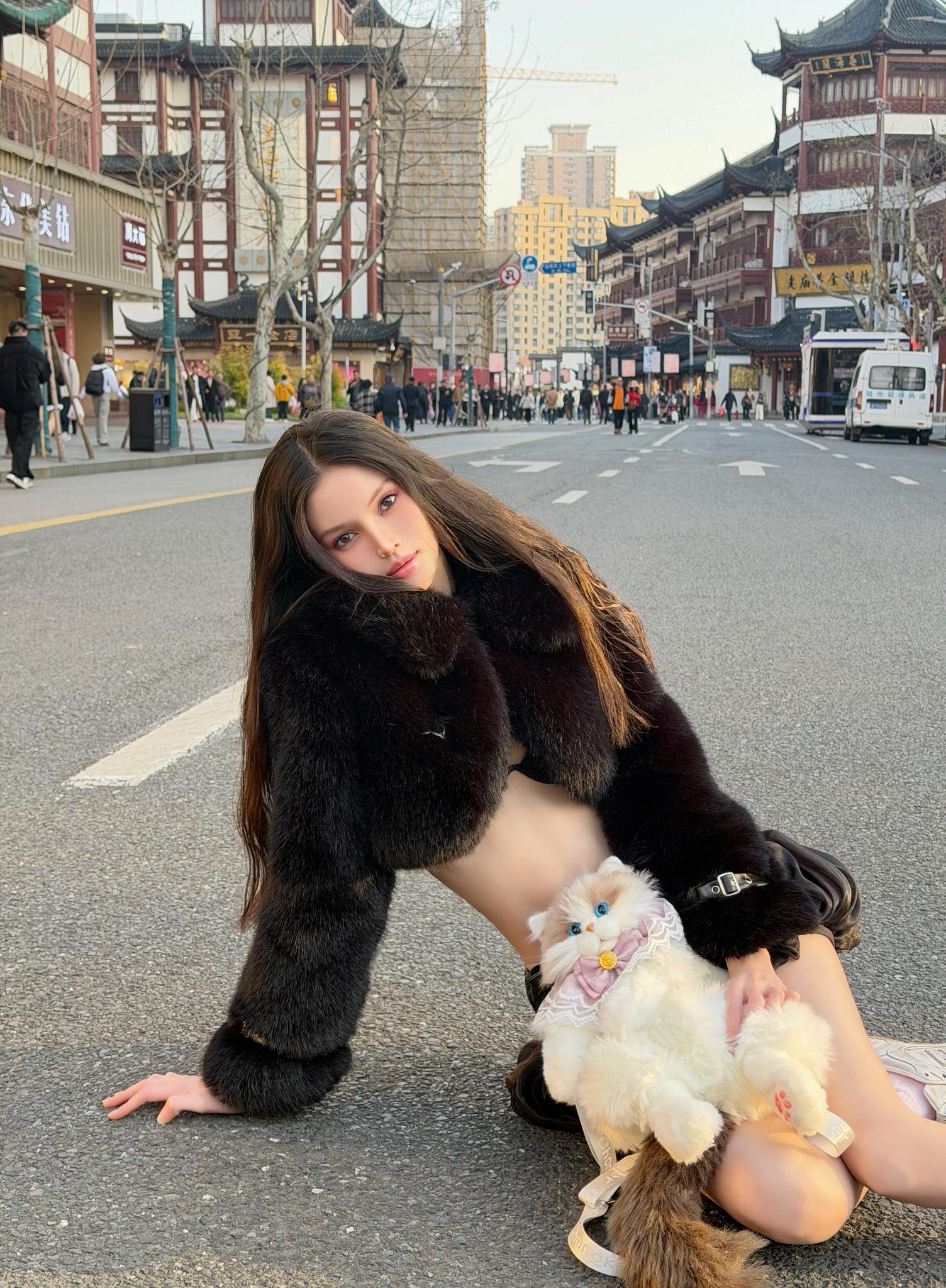 Ngh&igrave;n tim cho bức ảnh c&ocirc; g&aacute;i Việt c&oacute; gương mặt b&uacute;p b&ecirc;, v&oacute;c d&aacute;ng như ma-nơ-canh bị bỏ qu&ecirc;n tr&ecirc;n phố Thượng Hải- Ảnh 1.