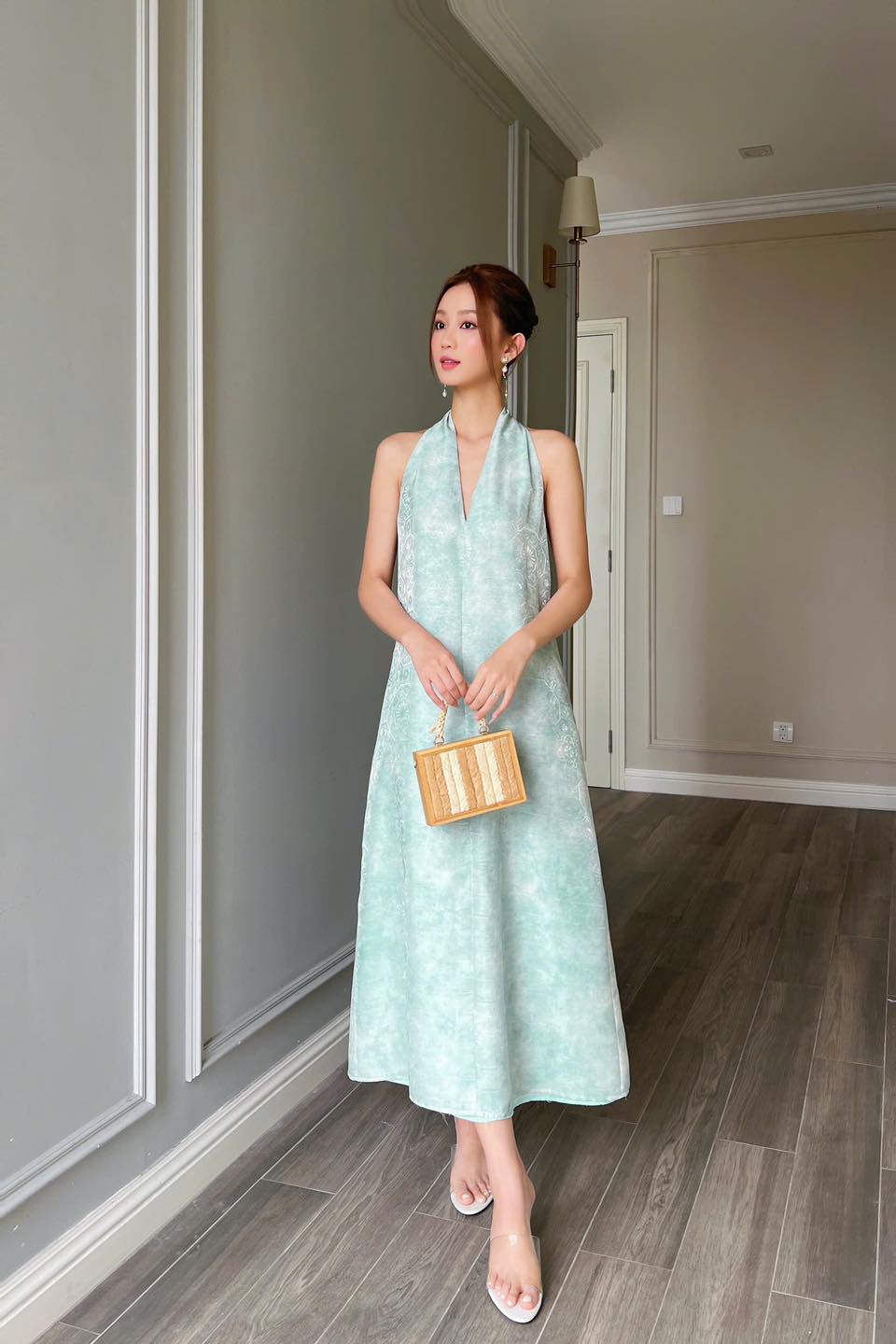 10 mẫu v&aacute;y đi biển hack d&aacute;ng cực kh&eacute;o để n&agrave;ng 30+ thỏa sức thả d&aacute;ng trong chuyến du lịch ch&agrave;o h&egrave;- Ảnh 2.