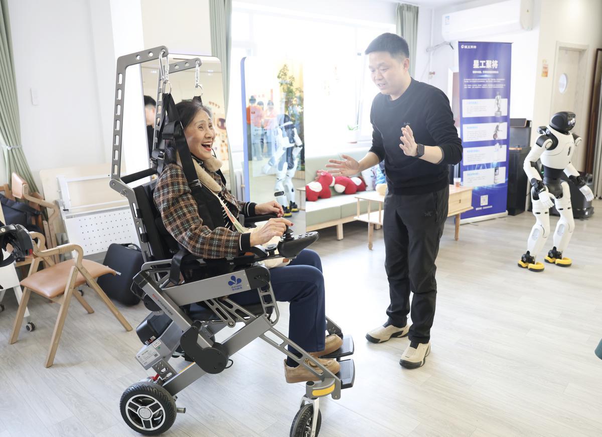 Viện dưỡng l&atilde;o 1.100m2, c&oacute; hơn 40 robot như bảo mẫu chuy&ecirc;n nghiệp: Từ nấu ăn, dọn dẹp đến cho uống thuốc - Ảnh 2.